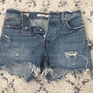 NWOT Levi wedgie fit shorts size 28